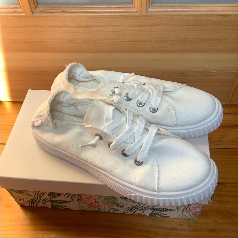 NWOT Tommy Bahama White Canvas Sneakers